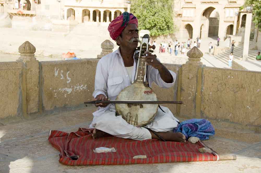 India - Jaisalmer - hombre tocando un instrumento - 2009